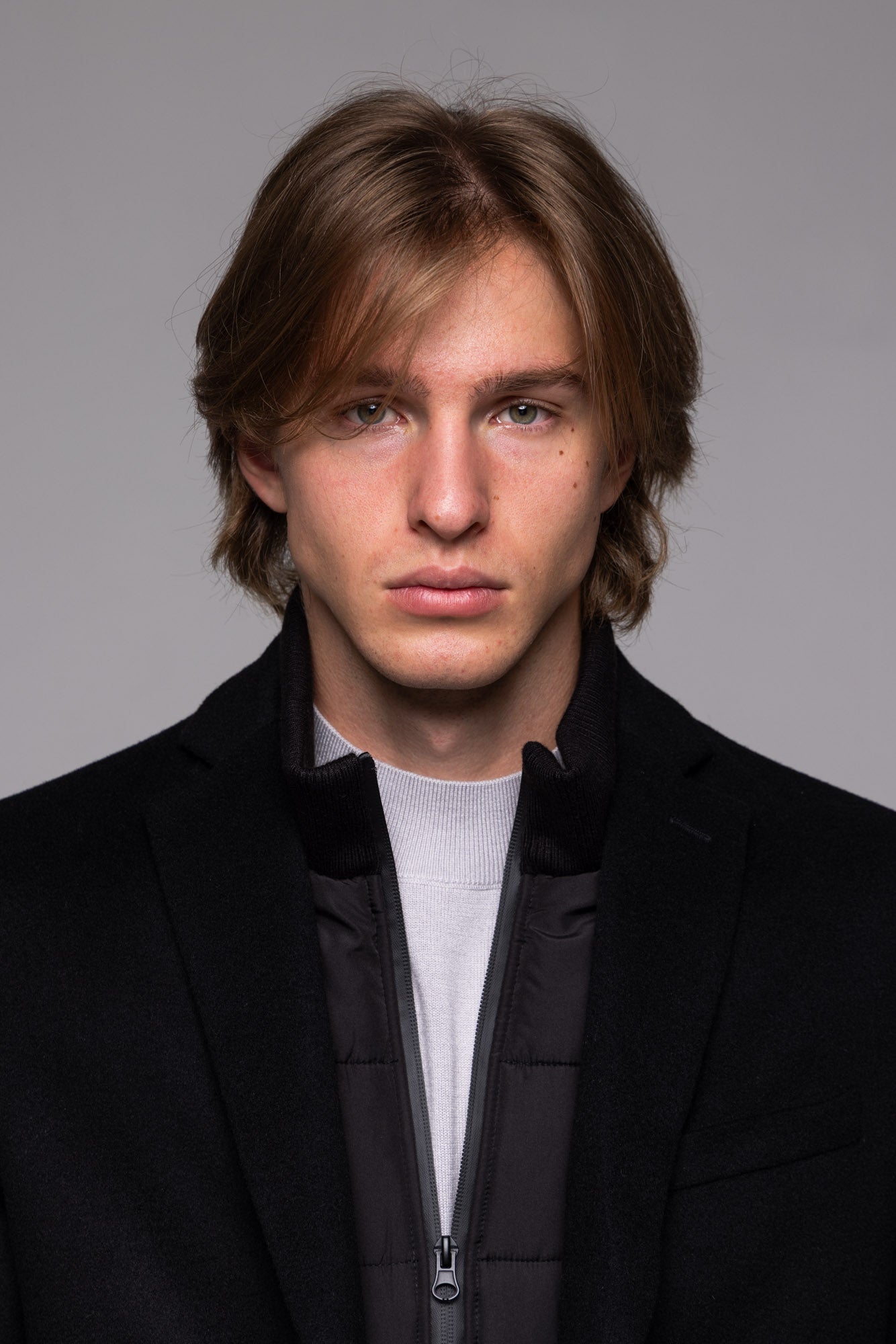 Čierny vlnený kabát s odnímateľnou vsadkou