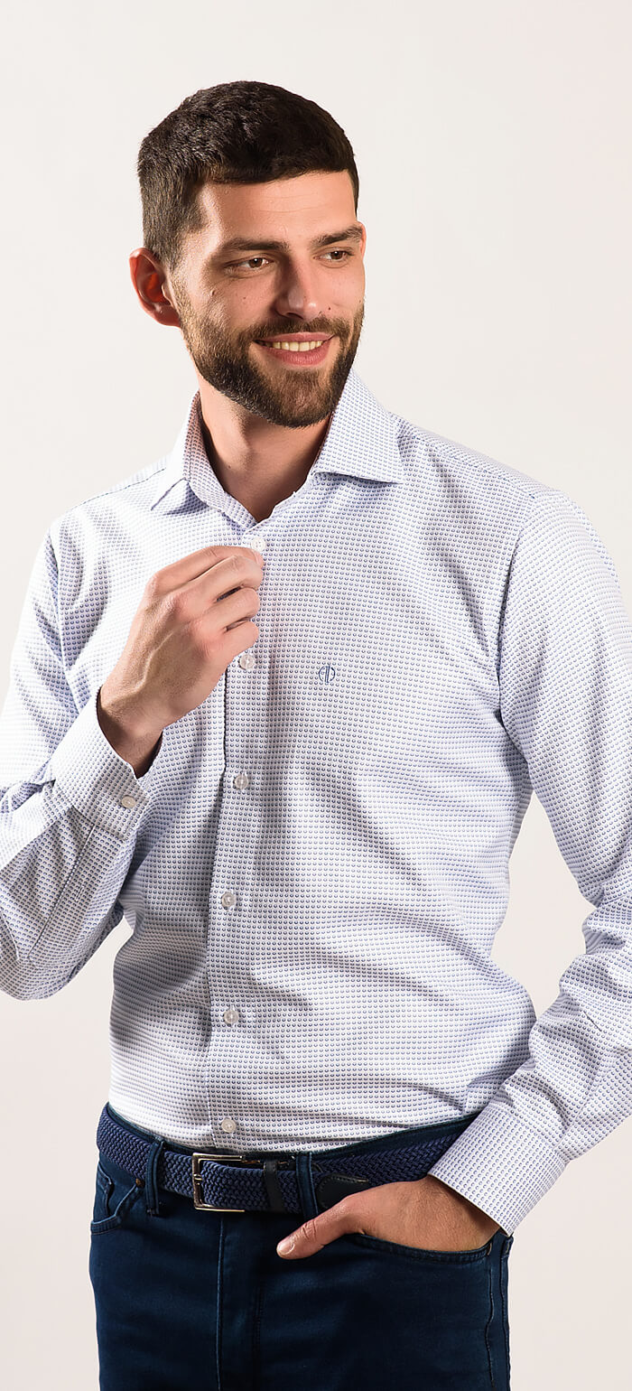 Bílá Classic Fit košile s modrým vzorem