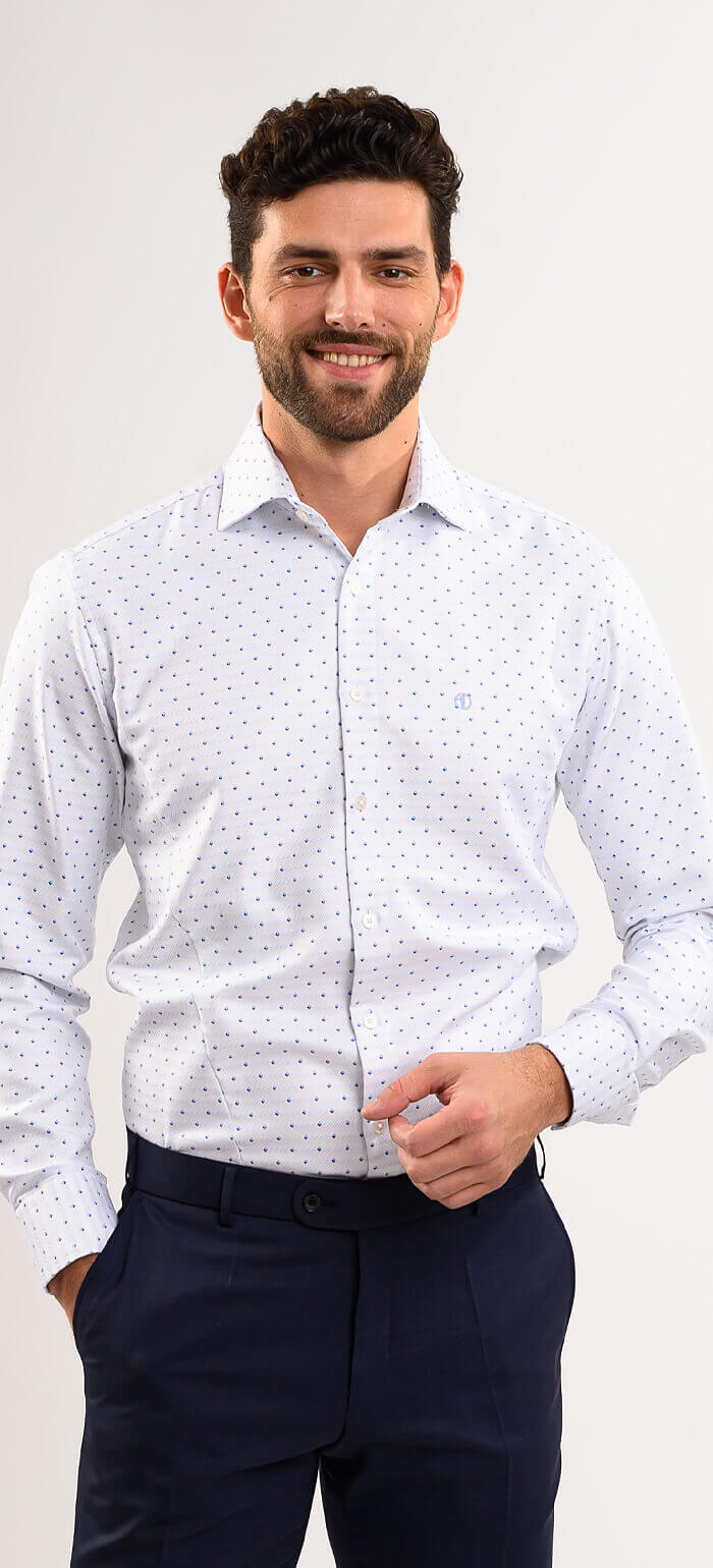 Bílá Classic Fit košile se vzorem modrých kosočtverců