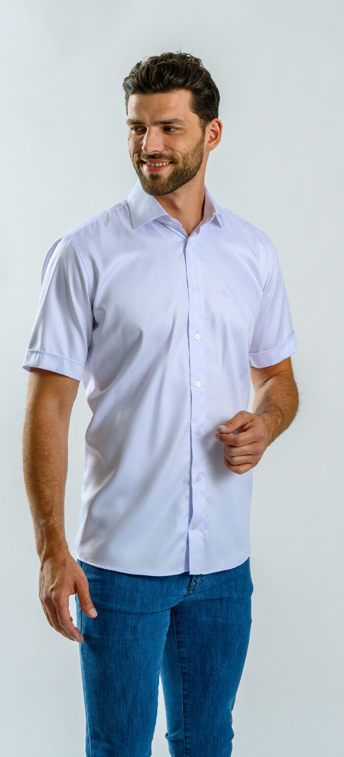 Bílá Slim Fit košile s fialovým odleskem as krátkým rukávem