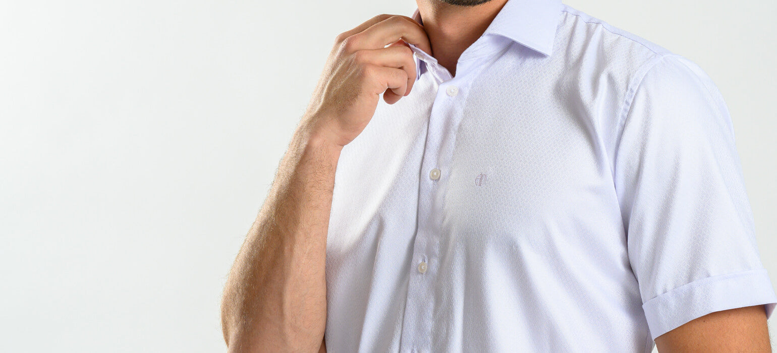 Bílá Slim Fit košile s fialovým odleskem as krátkým rukávem