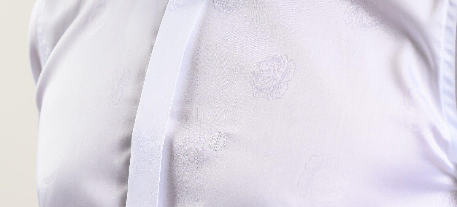 Bílá Slim Fit společenská košile se vzorem růží